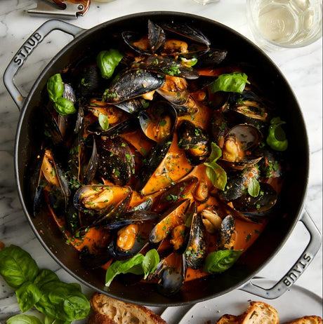 Steamed Mussels in Tomato Cream Sauce—Quick to cook, oh-so-perfect mussels in the best cream sauce ever. Serve with a baguette for dipping!